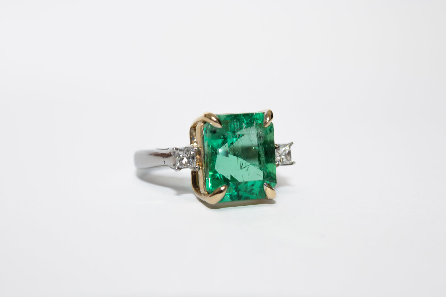 Bague. L'émeraude naturelle colombienne la plus pure