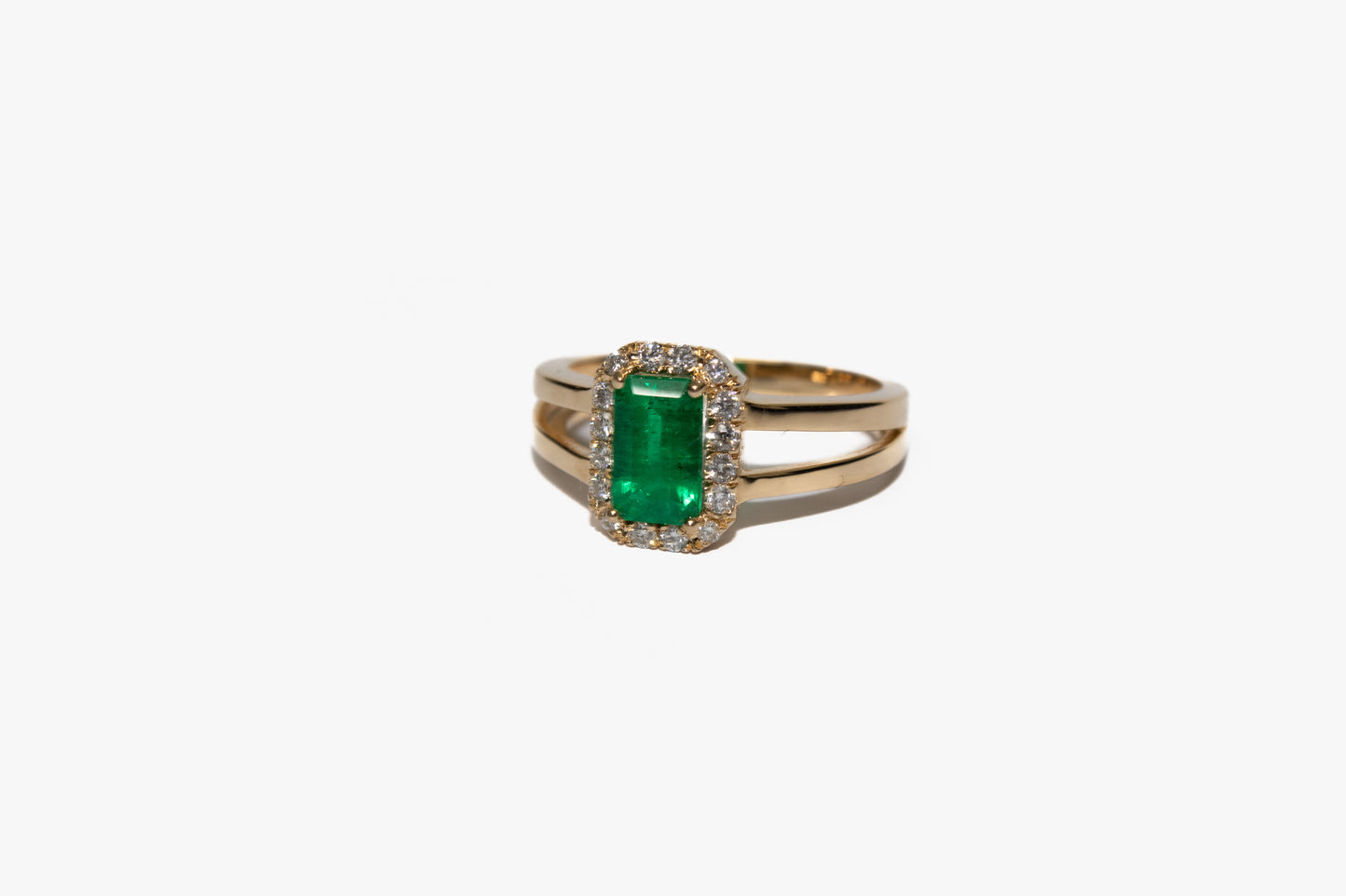 Bague. Émeraude royale naturelle colombienne avec un halo de diamants