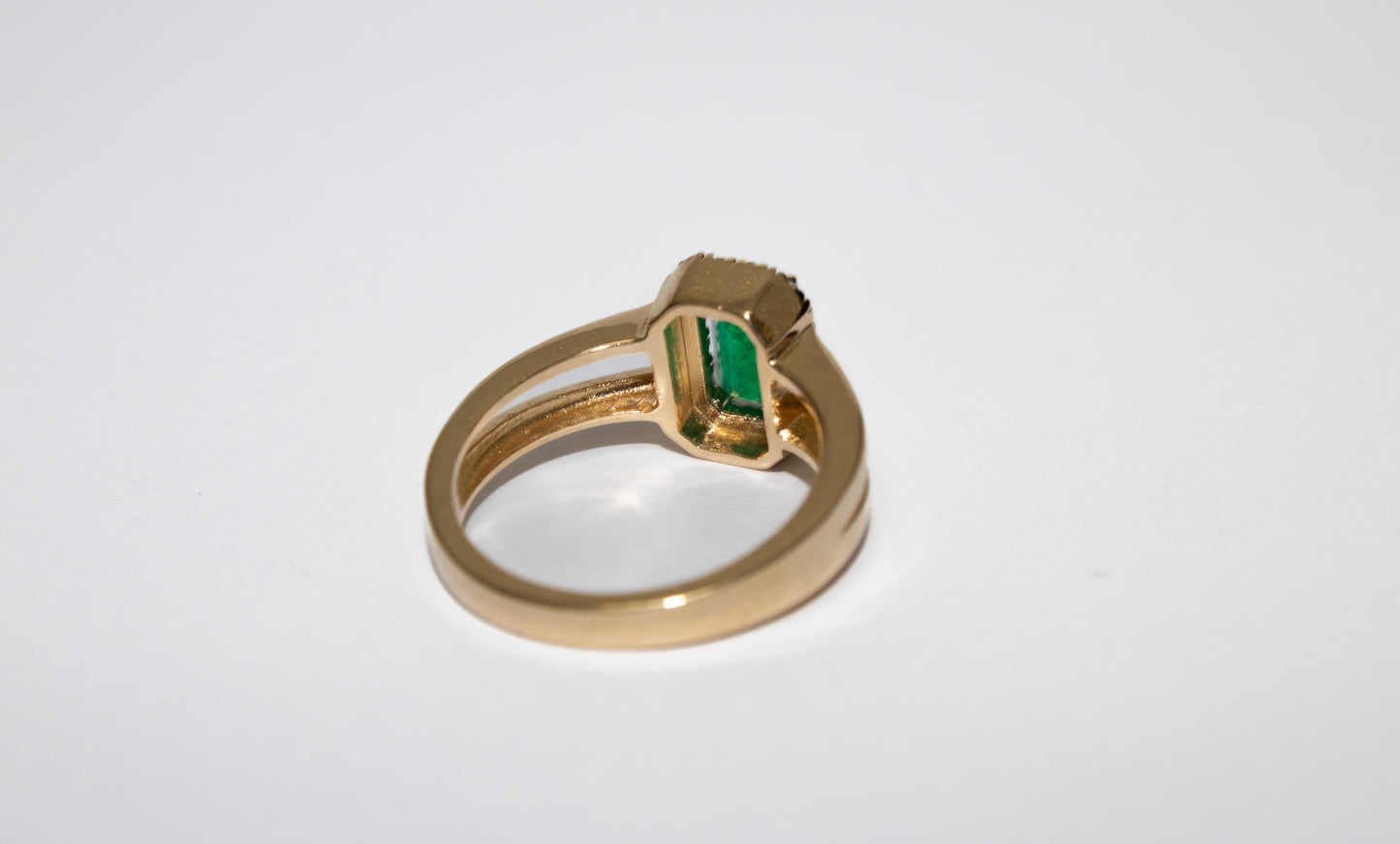 Bague. Émeraude royale naturelle colombienne avec un halo de diamants