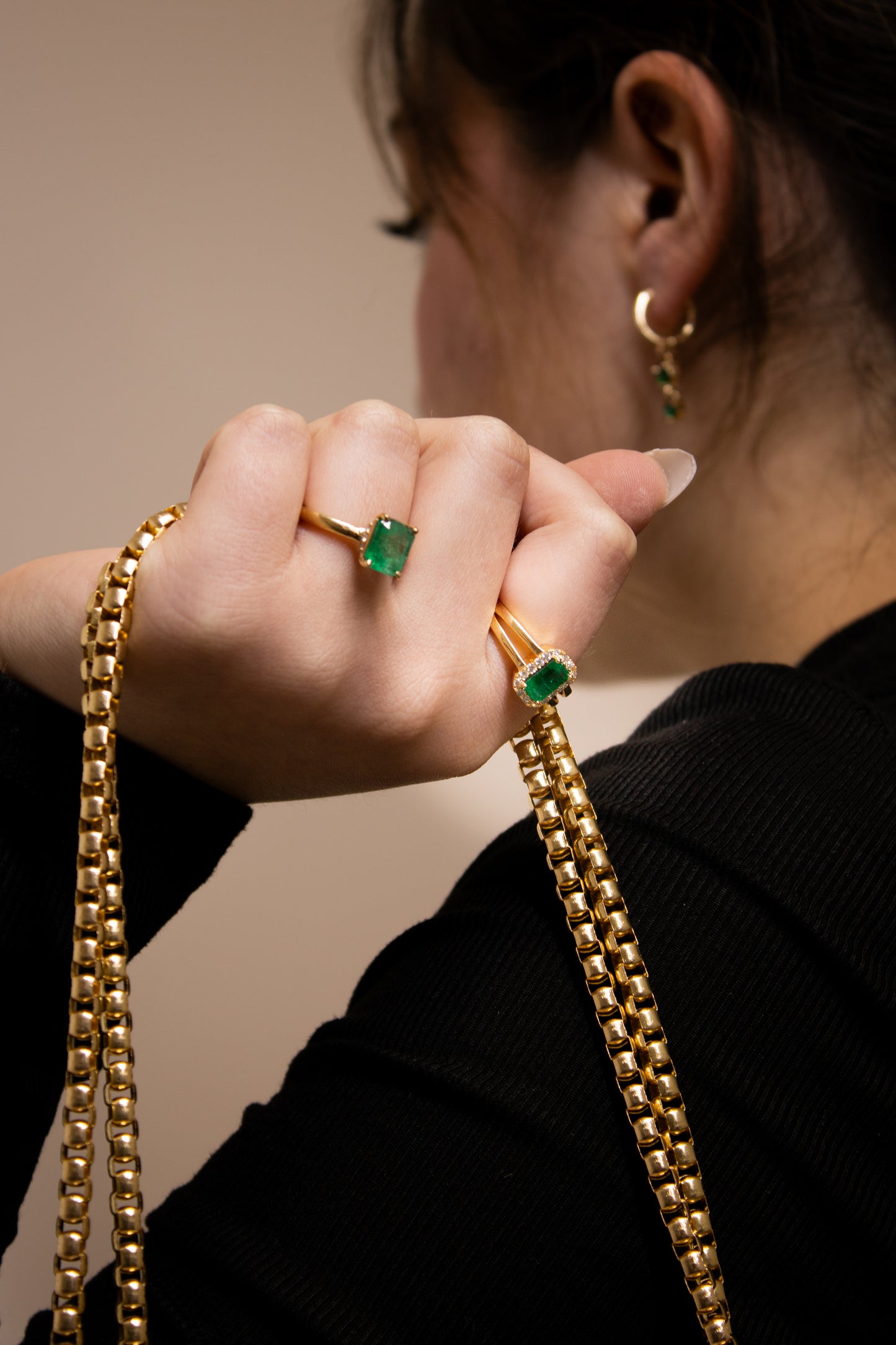 Bague. Émeraude royale naturelle colombienne avec un halo de diamants