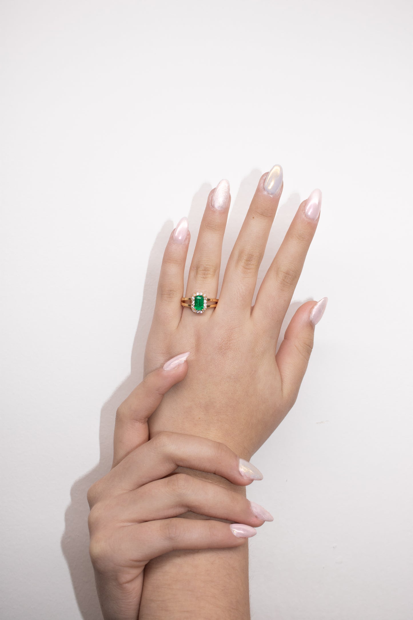 Bague. Émeraude royale naturelle colombienne avec un halo de diamants