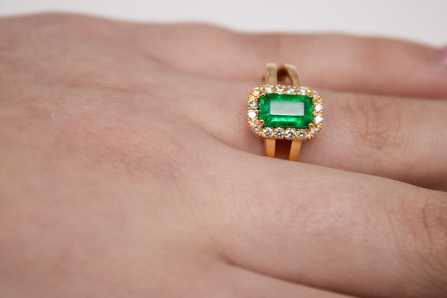 Bague. Émeraude royale naturelle colombienne avec un halo de diamants