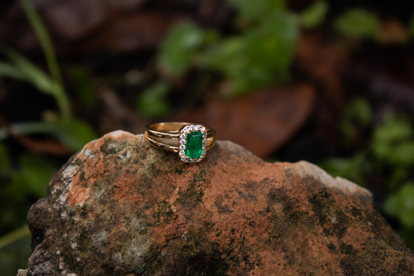 Bague. Émeraude royale naturelle colombienne avec un halo de diamants