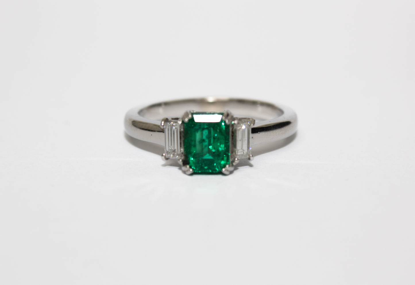Bague. Émeraude colombienne naturelle intemporelle de Muzo.