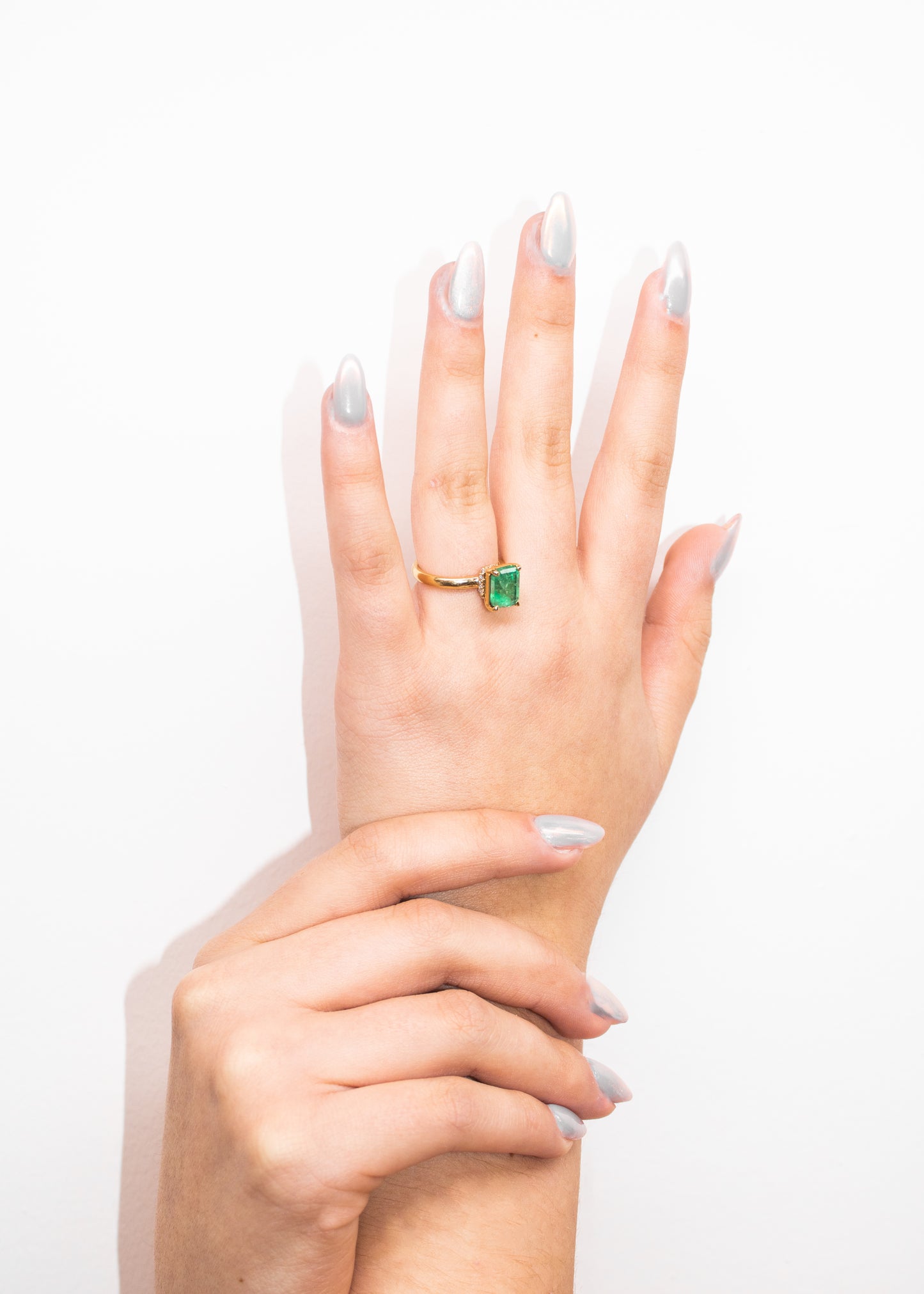 Bague. Couronne royale, émeraude naturelle colombienne