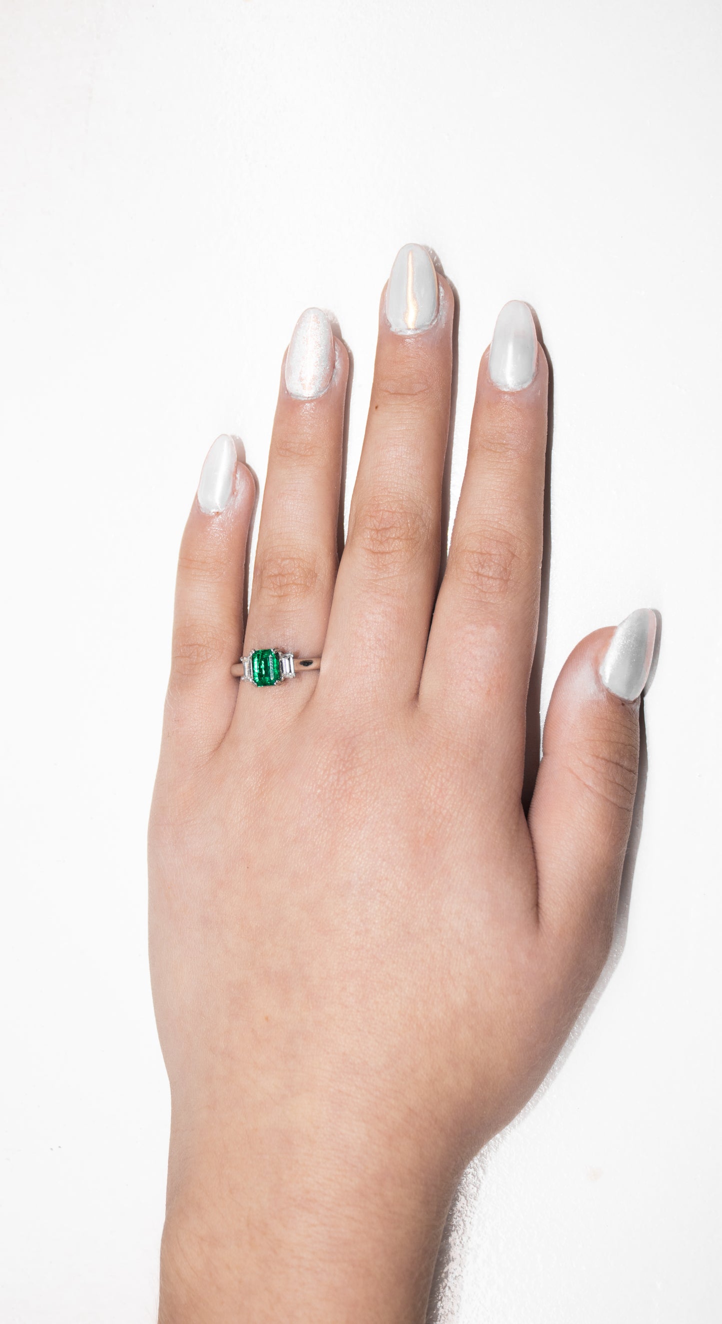 Bague. Émeraude colombienne naturelle intemporelle de Muzo.