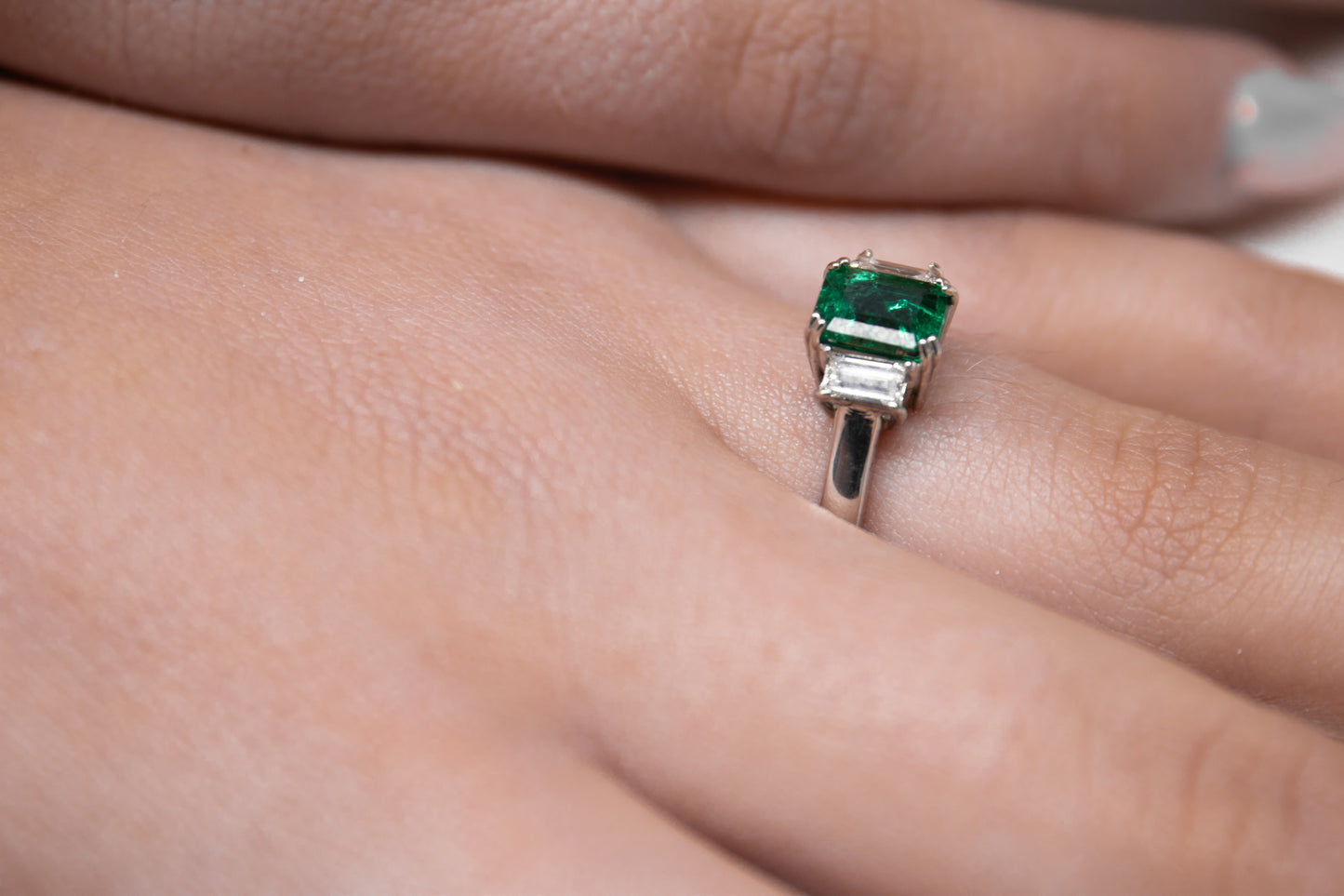 Bague. Émeraude colombienne naturelle intemporelle de Muzo.