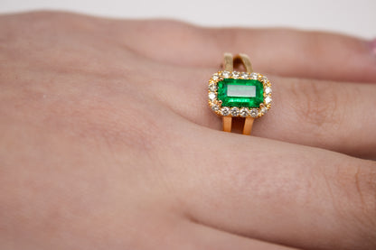 Bague. Émeraude royale naturelle colombienne avec un halo de diamants