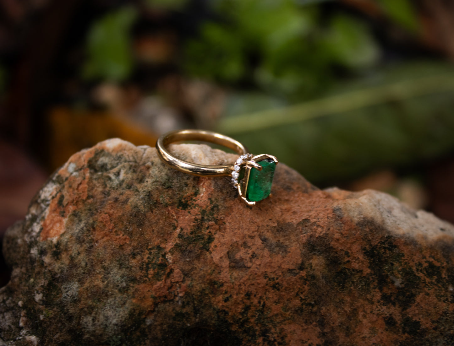 Bague. Couronne royale, émeraude naturelle colombienne