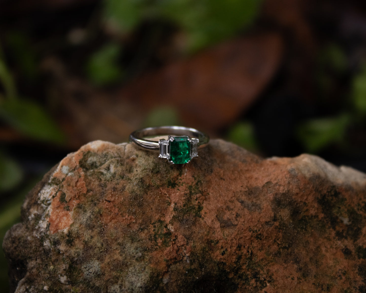 Bague. Émeraude colombienne naturelle intemporelle de Muzo.