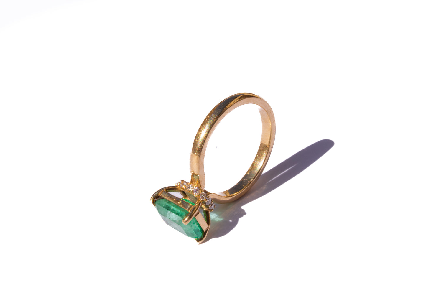 Bague. Couronne royale, émeraude naturelle colombienne