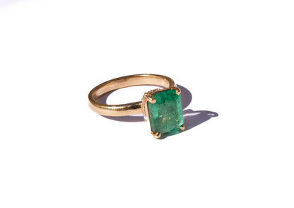 Bague. Couronne royale, émeraude naturelle colombienne